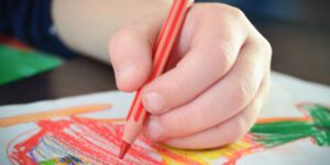 enfant dessinant et gribouillant