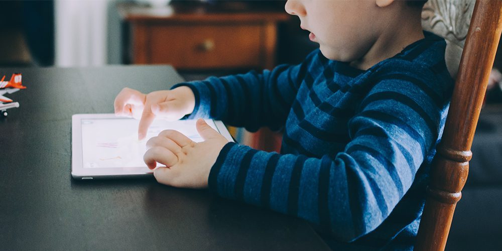 le temps passé devant l'écran par les enfants et son incidence sur leur comportement